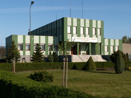 Zdjęcie przedstawia budynek administracyjny Nadleśnictwa Cybinka